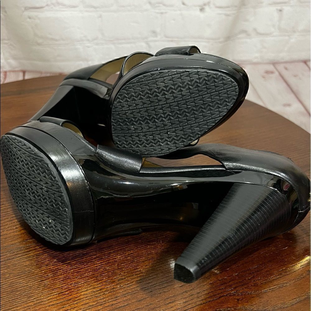 9.5 Michael by Michael Kors cross cross leather sandals with platform heels nwob - Picture 8 of 10